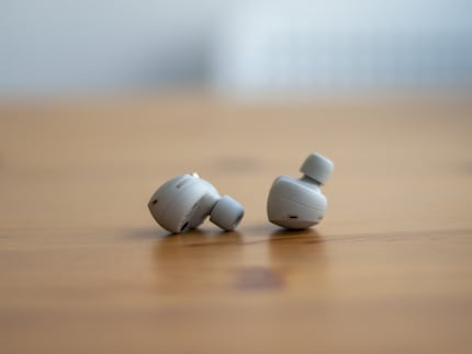 Le WF-1000XM4 in tutto il loro splendore.