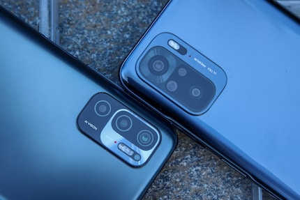 Redmi Note 10 (in alto a destra) con quattro fotocamere.