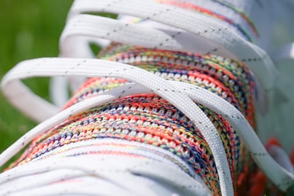 La posizione e la forma dei lacci sono progettate sia per migliorare il tuo controllo di palla, ma soprattutto per far sì che la scarpa si adatti precisamente al tuo piede.