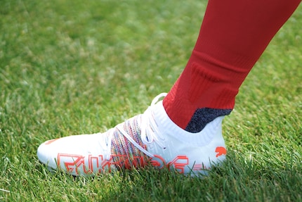 La tua scarpa da calcio è il tuo strumento, e deve adattarsi al tuo piede nel modo giusto.