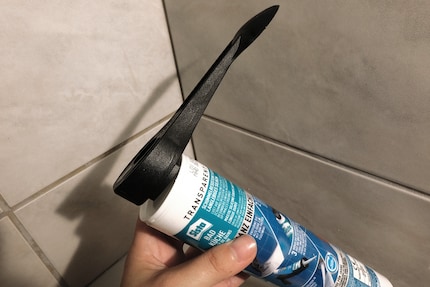 La spatola per fughe è anche un apri-cartucce.