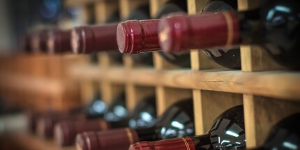 Sdraiato e il più stabile possibile: è così che si dovrebbe conservare il vino in cantina.