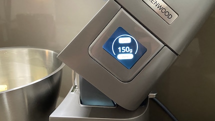 Con uno swipe verso destra, arrivo alla bilancia integrata sul touchscreen.