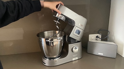Grazie alla leva di sblocco, posso ruotare il braccio di miscelazione secondo necessità, per esempio, per aggiungere altri ingredienti.