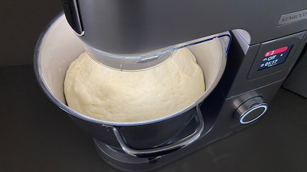 L'impasto dopo la lievitazione. A proposito, la ragione per cui la ciotola è così luminosa è perché c'è un anello luminoso nel braccio di miscelazione.