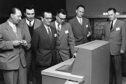 Lebedev (terzo da sinistra) guarda con sospetto il computer IBM.