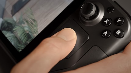 Thanks to the two touchpads, games that rely on a mouse are also possible.
