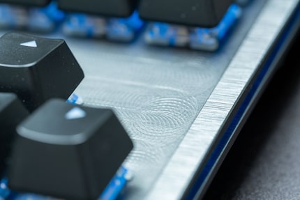 L'alluminio è spazzolato sui bordi, i segni di fresatura possono ancora essere visti sulla piastra.