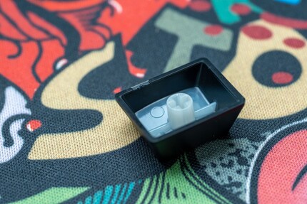 Uno dei keycap realizzato con doppia iniezione.