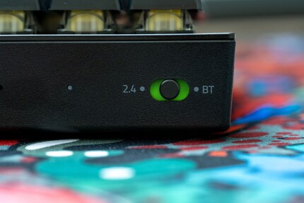 Con l’interruttore sul retro puoi scegliere tra il collegamento a 2,4 GHz, Bluetooth o via cavo.