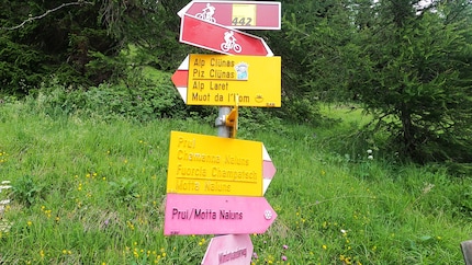 Molte strade portano al paradiso delle e-bike: 30 chilometri, 1 200 metri di dislivello e 3 ore di pedalata sulle montagne engadinesi.