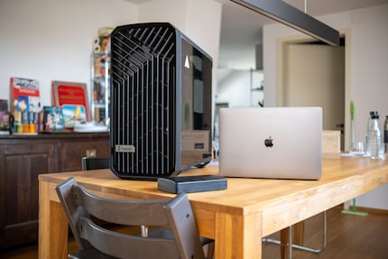 Il Torrent con la parte frontale aperta. Il mio MacBook Pro da 16 pollici sembra gracile rispetto al case.