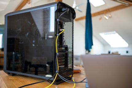 Le guide per i cavi non sono solo integrate all'interno del Torrent, ma anche sul retro vicino alle connessioni.