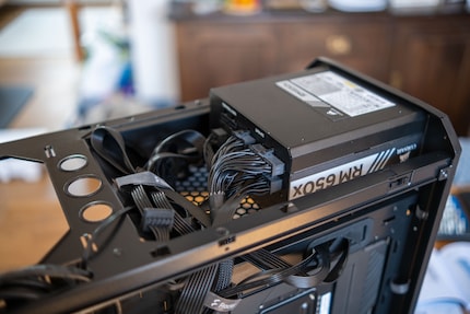 L'alimentatore è installato nella parte superiore del case.