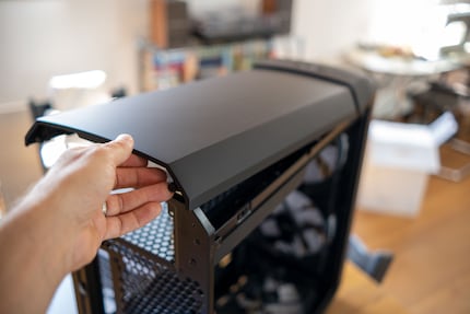 Evoluzione del design: la parte superiore non ha un solo bordo per lato, ma due.