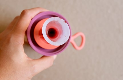 Prima: le macchie di sciroppo assomigliano a macchie di sangue.