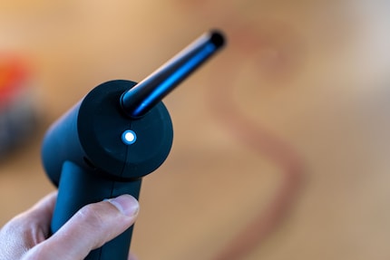 La luce LED davanti aiuta a rilevare anche l'ultimo granello di polvere.