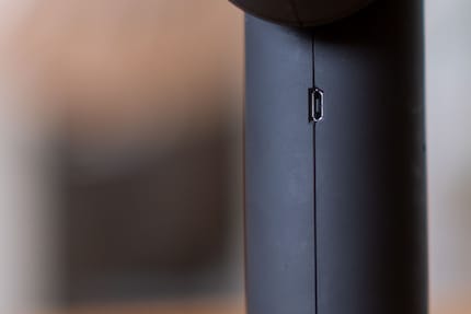 Il motivo per cui i produttori si affidano ancora alla micro-USB rimane un mistero per me.