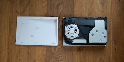 Rimuovi la cover facendola scorrere verso il fondo della PS5.