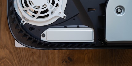 Sotto questa cover c'è lo slot SSD.