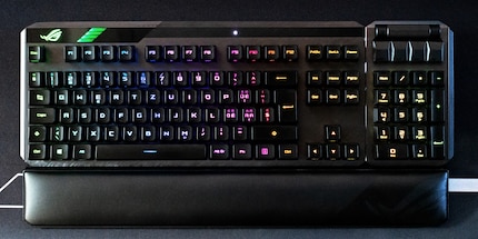 Le quattro strisce RGB verdi accanto al logo ROG mostrano che la batteria è carica al 100%.