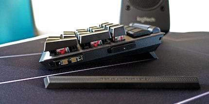 Le connessioni del tastierino numerico sono nascoste sotto delle coperture fissate magneticamente.