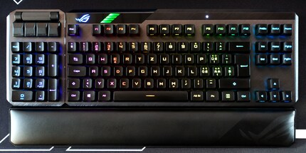 Attaccato a sinistra, ci sono più pulsanti e la distanza da WASD al mouse è più corta.