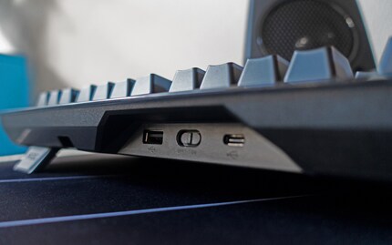 Nell'apertura a sinistra il dongle USB a 2,4 GHz aderisce magneticamente.