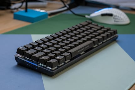 La Falchion presenta l'innovativo pannello touch sul lato.