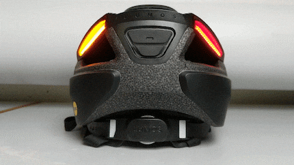 Le luci posteriori sono splendidamente integrate nel design del casco. Sotto il tappo nero al centro si trova la presa di ricarica.