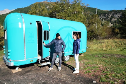 I vagabondi Annina Coradi, Claude Balsiger e l'Office Caravan a La Punt, nei Grigioni.