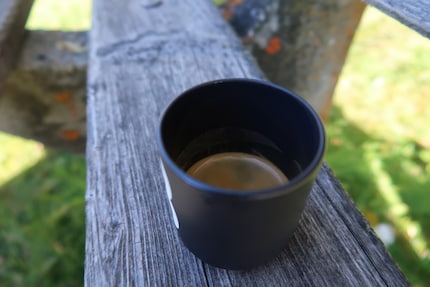 L'espresso arriva dalla macchina da caffè con portafiltro.