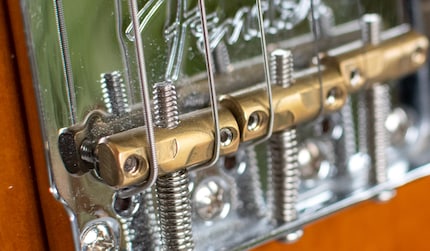 ...e su una chitarra Telecaster. Il supporto deve contenere due corde. Ma almeno si usano cursori modificati che compensano ampiamente l'intonazione sbagliata del registro.