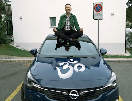 Il nome della mia automobile si adatta perfettamente al mio modo di guidare spirituale: è una Opel Astra.