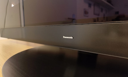 Tre dei cinque altoparlanti sono montati nella soundbar integrata nel pannello