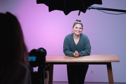 Redattrice Carolin Teufelberger durante una prova di illuminazione nel nostro studio televisivo. È qui che vengono realizzati molti dei nostri video.