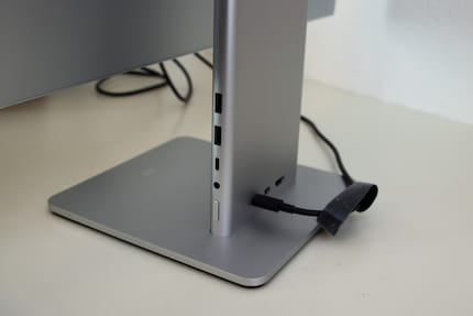 Le connessioni si trovano sul lato e sul retro della base.