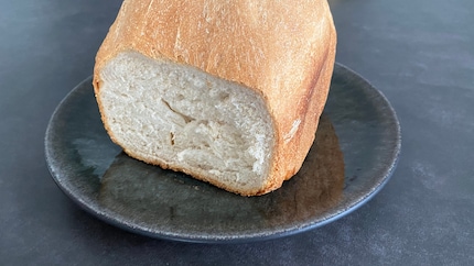 Compatto ma arioso. Il pane bianco ha un sapore delizioso, potrebbe essere un po' più scuro per i miei gusti – nonostante il livello di doratura più alto.