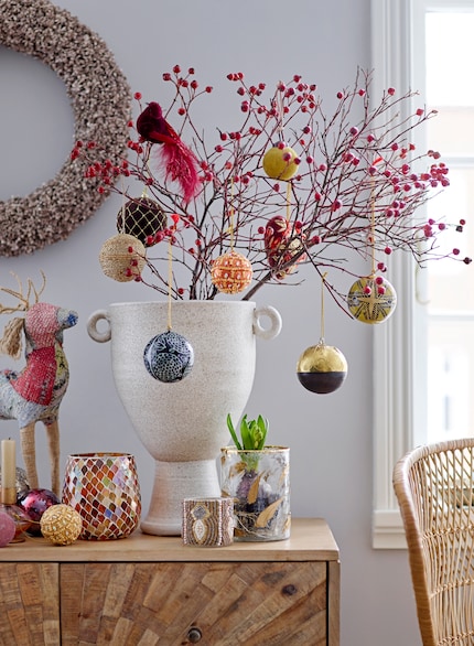 Dei singoli rami possono essere decorati come un albero di Natale. Immagine: Bloomingville