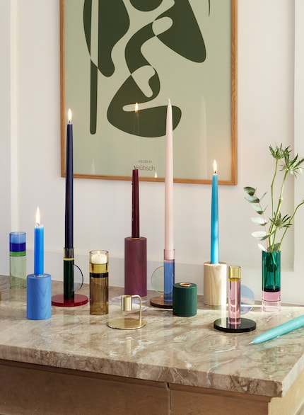 Le candele colorate ti rendono proprio di buon umore. Immagine: Hübsch