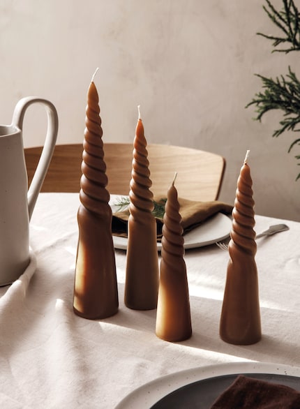 Le candele a spirale danno un tocco speciale a composizioni semplici. Immagine: Ferm Living