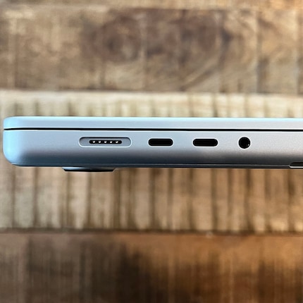 Il MacBook Pro visto da sinistra...
