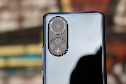Una fotocamera principale e tre di supporto.