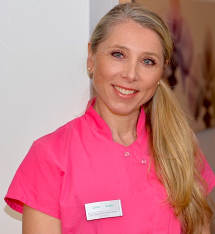 La dentista Jacqueline Schmelzer indossa il camice rosa perché i bambini spesso hanno paura dei camici bianchi.