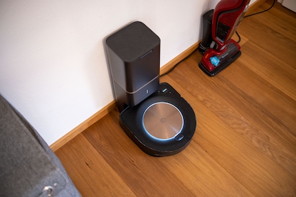 Grazie alla stazione di ricarica, non è più necessario svuotare a mano il contenitore del Roomba S9+.