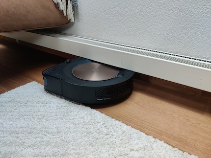 Röbi si è incastrato sotto al radiatore.