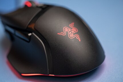 Tre zone LED RGB illuminano il Basilisk V3.