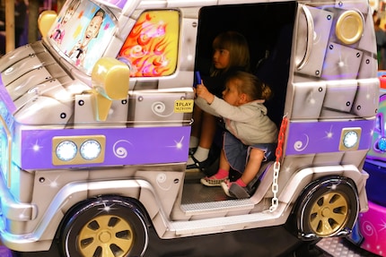 Sie lauern an jeder Ecke, leuchten in allen Farben – und sind «leider» oft defekt: Kinderspielautomaten.