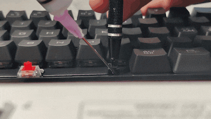 Poiché il lubrificante deve passare attraverso la sottile cannula, a causa della pressione qualcosa può anche schizzare fuori. Fortunatamente, con G-Lube non succede. Ma non succede nulla se qualcosa fuoriesce.