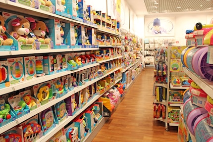 Giocattoli a bizzeffe. Un negozio di giocattoli può sopraffare genitori e bambini.